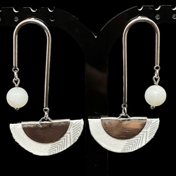 Boucles d'oreilles artisanales avec clous en acier inoxydable argent, demi-lunes en papier vernis blanc et perles en angelite.