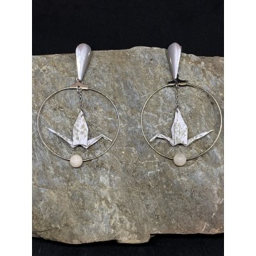 Créoles en acier inoxydable argent avec grue en origami et perles en angélite blanche