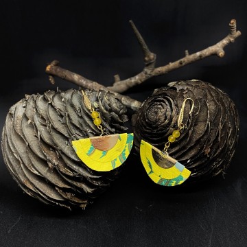 Boucles d'oreilles artisanales avec crochets en acier inoxydable or, demi-lunes en papier vernis jaune et perles en agate.
