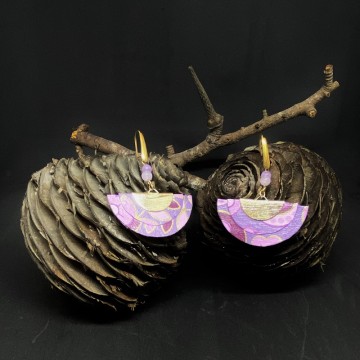 Boucles d'oreilles artisanales avec crochets en acier inoxydable or, demi-lunes en papier vernis violet et perles en angelite.