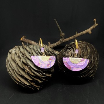Boucles d'oreilles artisanales avec crochets en acier inoxydable or, demi-lunes en papier vernis violet et perles en angelite.