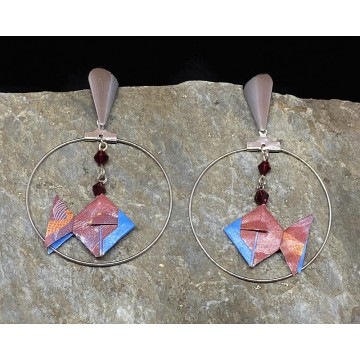 Créoles en acier inoxydable argent avec poisson en origami et perles en cristal bordeaux
