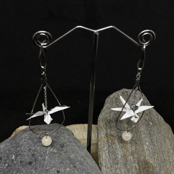 Boucles d'oreilles en acier inoxydable avec une libellule en origami et une perle en angélite blanche