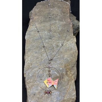 Collier chocker en acier inoxydable avec un poisson en origami et des perles en cristal rose