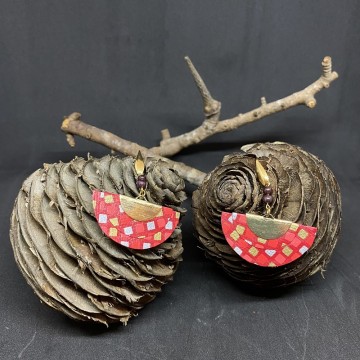 Boucles d'oreilles artisanales avec crochets en acier inoxydable or, demi-lunes en papier vernis rouge et perles en grenat.