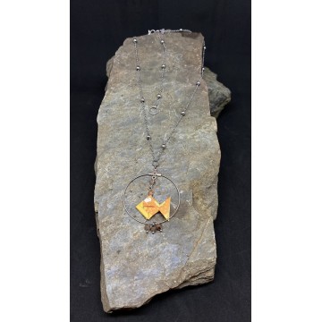 Collier chocker en acier inoxydable avec un poisson en origami et des perles en cristal orange
