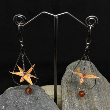 Boucles d'oreilles en acier inoxydable avec une libellule en origami et une perle en cornaline