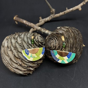 Boucles d'oreilles artisanales avec crochets en acier inoxydable or, demi-lunes en papier vernis vert et perles en jade.