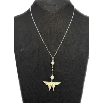 Collier chocker en acier inoxydable avec un papillon en origami et des perles de lave et d'angélite blanche
