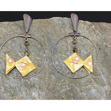 Créoles en acier inoxydable argent avec poisson en origami et perles en cristal jaune