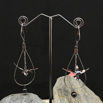 Boucles d'oreilles en acier inoxydable avec une libellule en origami et une perle en hématite