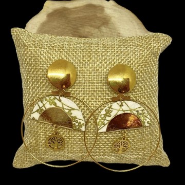 Boucles d'oreilles artisanales avec clous et charms en acier inoxydable or et demi-lunes origami en papier vernis.