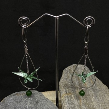 Boucles d'oreilles en acier inoxydable avec une libellule en origami et une perle en olivine