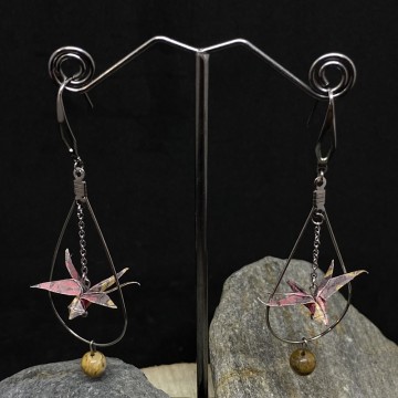 Boucles d'oreilles en acier inoxydable avec une libellule en origami et une perle en jaspe paysage