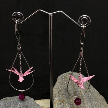 Boucles d'oreilles en acier inoxydable avec une libellule en origami et une perle en oeil de tigre rose