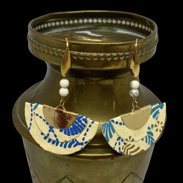 Boucles d'oreilles artisanales avec crochets en acier inoxydable or, demi-lunes en papier vernis blanc et perles en howlite