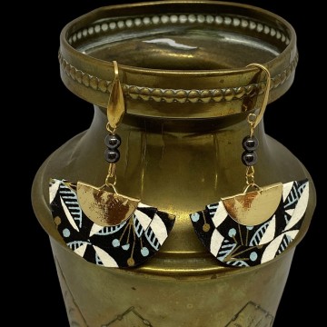 Boucles d'oreilles artisanales avec crochets en acier inoxydable or, demi-lunes en papier vernis noir et perles en hématite
