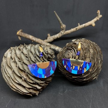 Boucles d'oreilles artisanales avec crochets en acier inoxydable or, demi-lunes en papier vernis bleu et perles en lapis lazuli.