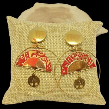 Boucles d'oreilles artisanales avec clous et charms en acier inoxydable or et demi-lunes origami en papier vernis.