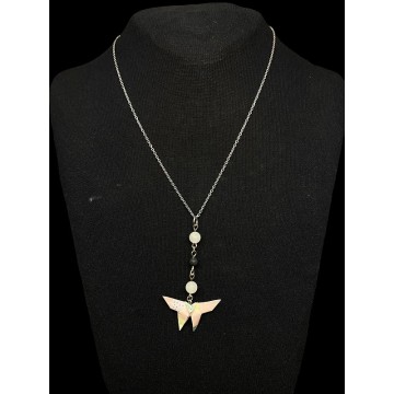 Collier chocker en acier inoxydable avec un papillon en origami et des perles de lave et de quartz rose