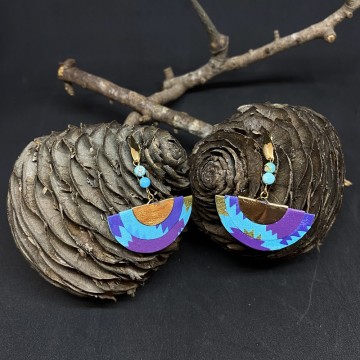 Boucles d'oreilles artisanales avec crochets en acier inoxydable or, demi-lunes en papier vernis bleu et perles en turquoise.