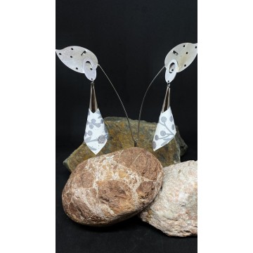 Boucles d'oreilles artisanales avec clous en acier inoxydable argent et pétales en papier vernis blanc.