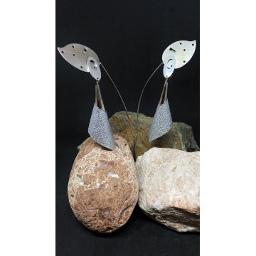 Boucles d'oreilles artisanales avec clous en acier inoxydable argent et pétales en papier vernis argent.