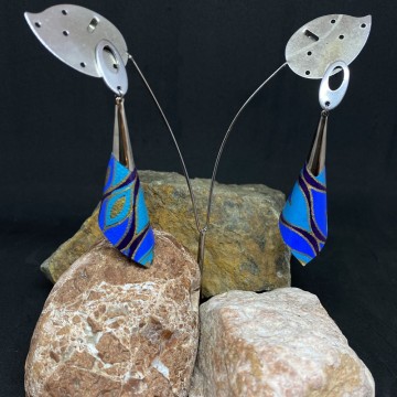Boucles d'oreilles artisanales avec clous en acier inoxydable argent et pétales en papier vernis bleu marine.