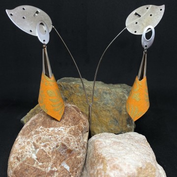 Boucles d'oreilles artisanales avec clous en acier inoxydable argent et pétales en papier vernis orange.