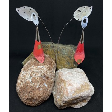 Boucles d'oreilles artisanales avec clous en acier inoxydable argent et pétales en papier vernis rose.