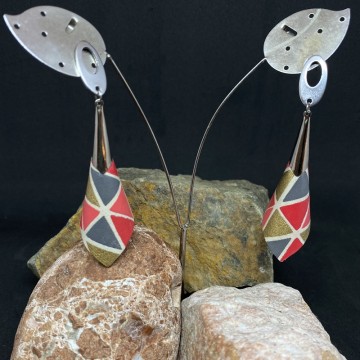 Boucles d'oreilles artisanales avec clous en acier inoxydable argent et pétales en papier vernis rouge.
