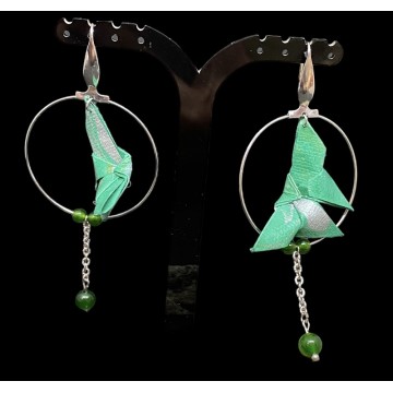 Boucles d'oreilles artisanales avec crochets en acier inoxydable, papillons origami en papier vernis vert et perles en jade.