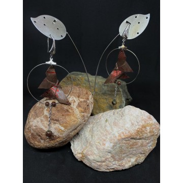 Boucles d'oreilles artisanales avec crochets en acier inoxydable, papillons origami en papier vernis marron et perles en jaspe.