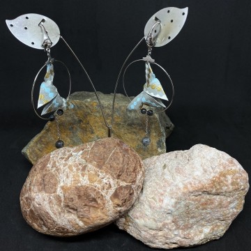 Boucles d'oreilles artisanales avec crochets en acier inoxydable, papillons origami en papier vernis et perles en labradorite.