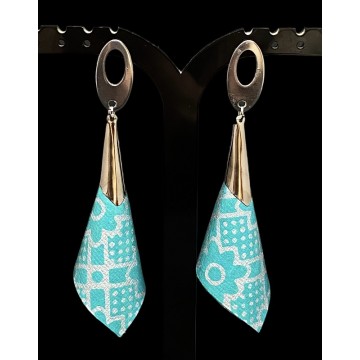 Boucles d'oreilles artisanales avec clous en acier inoxydable argent et pétales en papier vernis vert.
