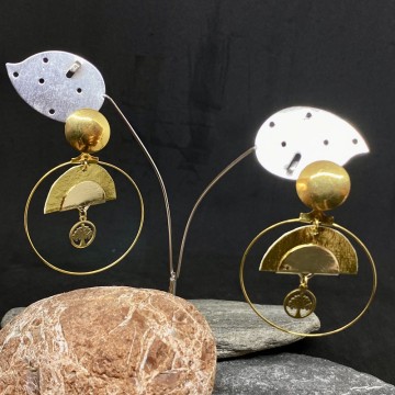 Boucles d'oreilles artisanales avec clous et charms en acier inoxydable or et demis-lunes en papier vernis.