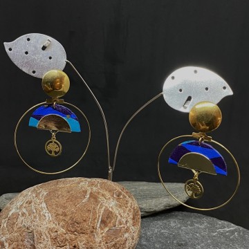 Boucles d'oreilles artisanales avec clous et charms en acier inoxydable or et demi-lunes origami en papier vernis.