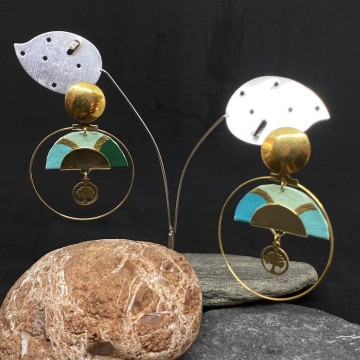 Boucles d'oreilles artisanales avec clous et charms en acier inoxydable or et demi-lunes origami en papier vernis.