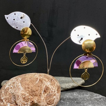 Boucles d'oreilles artisanales avec clous et charms en acier inoxydable or et demi-lunes origami en papier vernis.