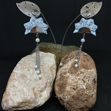 Boucles d'oreilles artisanales avec clous en acier inoxydable argent, papier origami vernis et perles en agate.