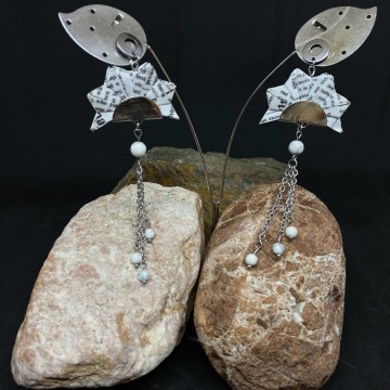 Boucles d'oreilles artisanales avec clous en acier inoxydable argent, papier origami vernis et perles en howlite.