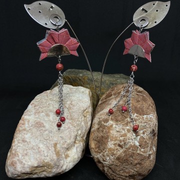 Boucles d'oreilles artisanales avec clous en acier inoxydable argent, papier origami vernis et perles en jaspe.