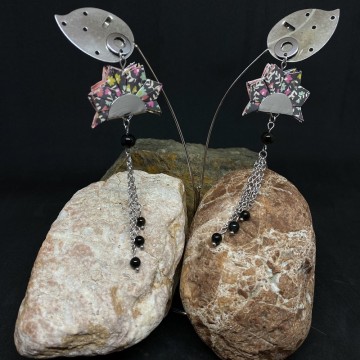 Boucles d'oreilles artisanales avec clous en acier inoxydable argent, papier origami vernis et perles en obsidienne.