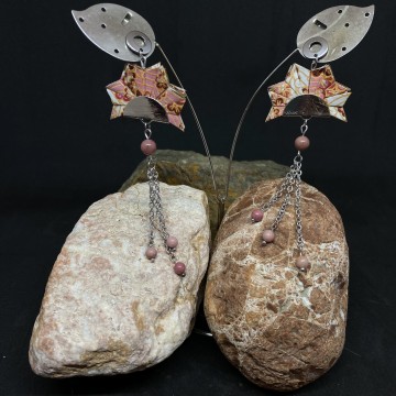 Boucles d'oreilles artisanales avec clous en acier inoxydable argent, papier origami vernis et perles en rhodonite.