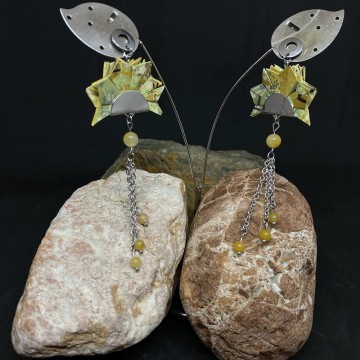 Boucles d'oreilles artisanales avec clous en acier inoxydable argent, papier origami vernis et perles en topaze.