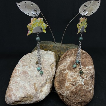 Boucles d'oreilles artisanales avec clous en acier inoxydable argent, papier origami vernis et perles en turquoise.