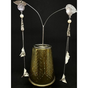 Boucles d'oreilles artisanales avec clous en alliage laiton argent, papier origami vernis et perles en angélite blanche.