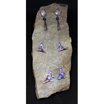 Boucles d'oreilles artisanales avec clous en alliage laiton argent, papier origami vernis et perles en lapis lazuli