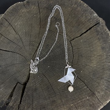 Collier ras de cou en acier inoxydable argent, papier calque vernis et perle en angélite.