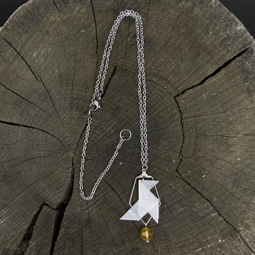 Collier ras de cou en acier inoxydable argent, papier calque vernis et perle en cornaline.